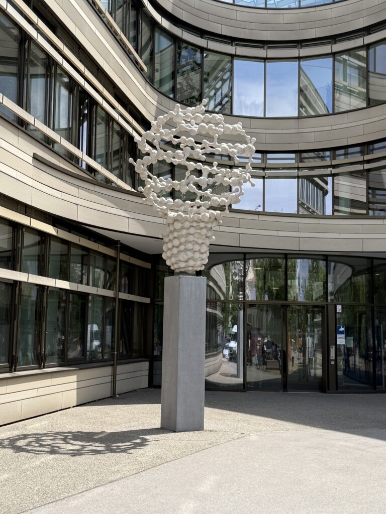 iDNA Skulptur bei Tag vor der Transla TUM